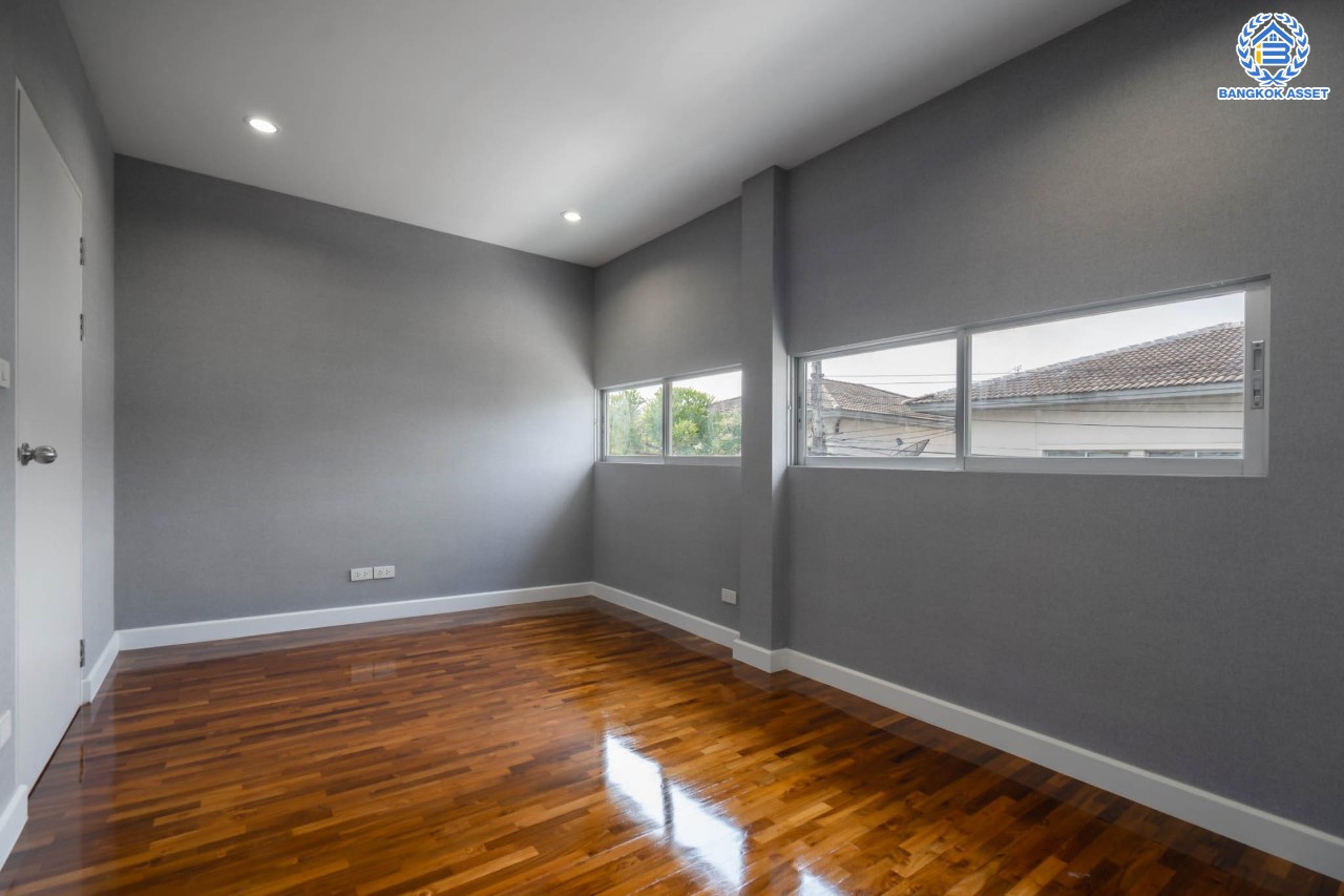 บ้านมือสองตกแต่งใหม่ ม.โนเบิลจีโอ วัชรพล ดีไซน์สุดโดดเด่น เนื้อที่ 65.2 ตร.ว. ฟังก์ชันจัดเต็ม 3 ห้องนอน 5 ห้องน้ำ (ห้องนอนทุกห้องมีห้องน้ำในตัว) 1 ห้องแม่บ้าน จอดรถได้ 2 คัน บนทำเลเดินทางสะดวก ใกล้เซ็นทรัลรามอินทรา, ห้าแยกวัชรพล, จุดขึ้นทางด่วน "ฉลองรัช" และรถไฟฟ้าสายสีชมพู "สถานีวัชรพล"